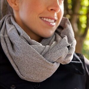 Lululemon Ghost Herringbone Vinyasa Scarf Grey - Raw Edge First Edition